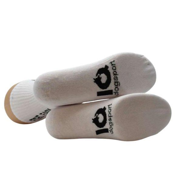 IQ Dogsport nogavice Train Hard v beli barvi s črnim napisom.